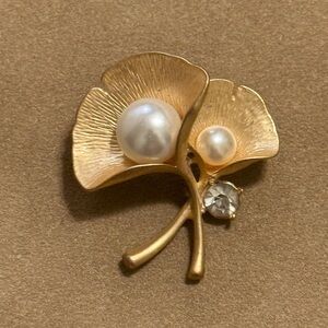 Elegant Gold and Pearl Brooch